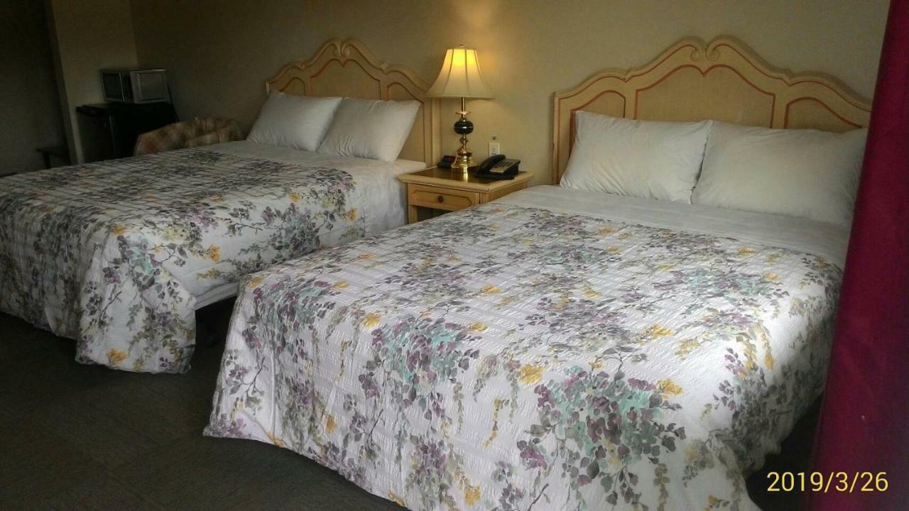 Round-Up Motel Clinton Екстериор снимка
