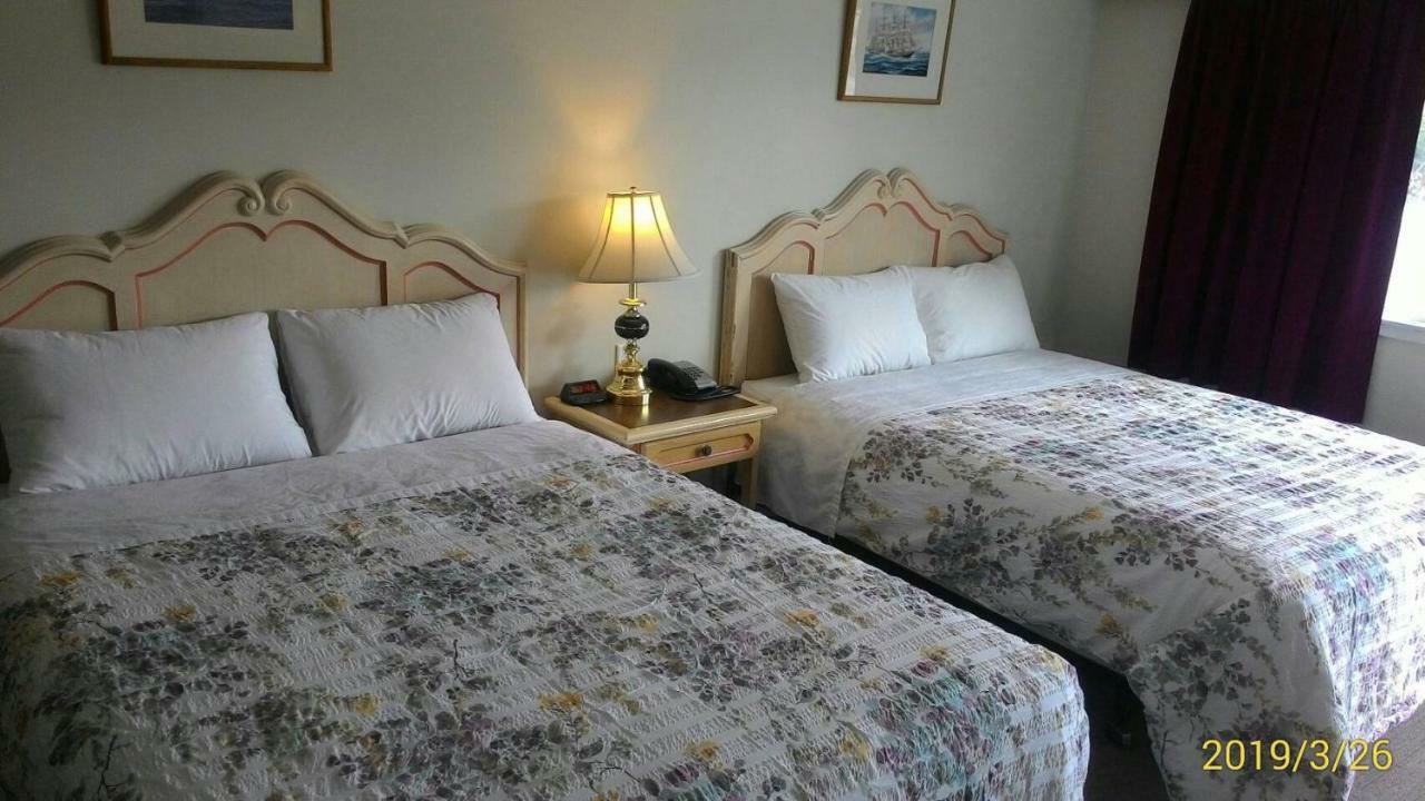 Round-Up Motel Clinton Екстериор снимка